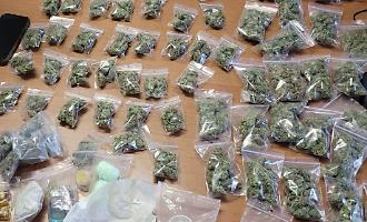 Zaino con 600 grammi di cocaina sotto il sedile: facevano consegne "delivery" tramite chat. Arrestati