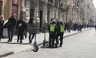 Catania, la polizia in monopattino arresta ladro d'auto in piazza San Francesco