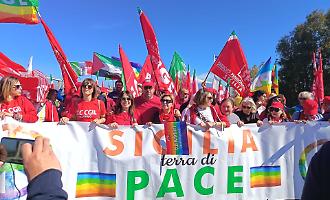 Sigonella, corteo per la pace: &laquo;Questa base &egrave; pienamente operativa&raquo;. Accuse alla Regione di finanziare &laquo;un'economia di guerra&raquo;