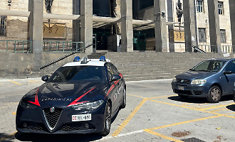 Panico davanti al tribunale: "Voglio parlare con il procuratore". E minaccia di darsi fuoco