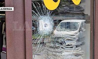 Raffica di spari nella notte contro la vetrina di un negozio: indagini in corso