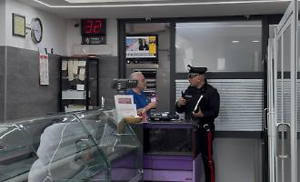 Giarre, rapina alla pasticceria Saker: il personale reagisce e colpisce un rapinatore