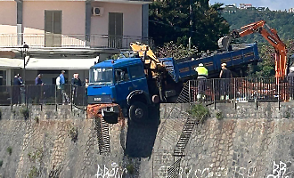 Paura a Stazzo: camion resta in bilico su piazza Mantova, intervengono i vigili del Fuoco