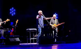 Roberto Vecchioni torna a Catania: 83 anni, canzoni, ricordi e standing ovation