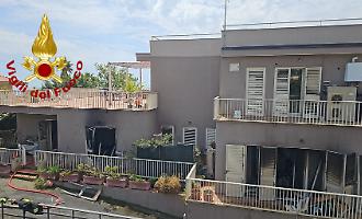Fiamme in via Luigi Pirandello a San Gregorio di Catania: vigili del fuoco neutralizzano bombole e mettono in salvo gli inquilini