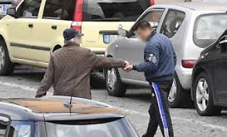 Blitz della Polizia locale: 16 parcheggiatori abusivi multati, sequestrati 120 euro