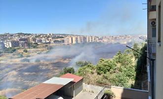 Catania, bruciano gli orti di Cibali: fiamme alimentate dal vento