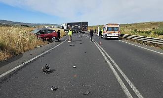 Tir tocca un'auto in curva, maxi incidente con due feriti sulla statale Catania-Gela