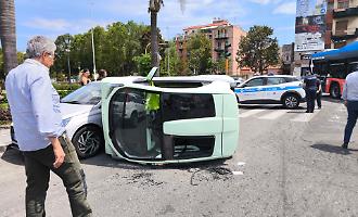 Incidente in viale Vincenzo Giuffrida, minicar si schianta su un'auto posteggiata