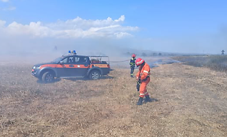 Vasto incendio con un fronte di oltre 1 km a Ramacca: in fumo decine di ettari con gravi danni alle colture