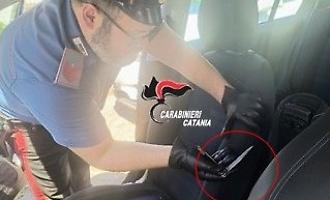 Coltello a serramanico nel bracciolo dell'auto: denunciato un 38enne