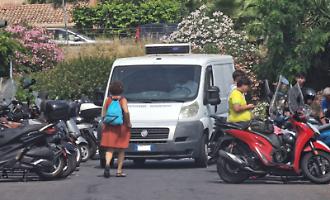 Scuole chiuse per il caldo, a San Giovanni Li Cuti motorino blocca l'accesso: esplode la polemica sui parcheggiatori