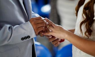 Il parroco dimentica di registrare le nozze religiose: la scoperta dopo 24 anni (quando stava per separarsi)