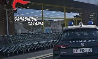 Tenta furto in piena notte in un supermercato ma i carabinieri lo sorprendono con il carrello pieno di merce