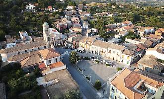 Il borgo dell'Etna trasformato in "casa dei libri": a Presa riparte la rassegna letteraria estiva