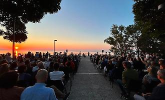 Alba, De Andr&eacute; e la citt&agrave; in musica: il concerto del solstizio accende Villa Belvedere ad Acireale