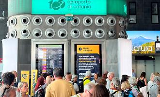 Aeroporto di Catania, prosegue l'incubo cenere dell'Etna: arrivi sospesi fino alle 12 dell'8 agosto