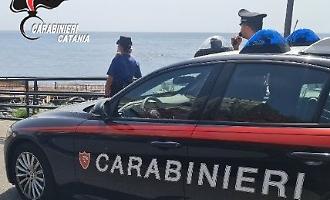 Tragedia sfiorata ad Aci Castello: carabinieri salvano un 46enne sul lungomare Cristoforo Colombo