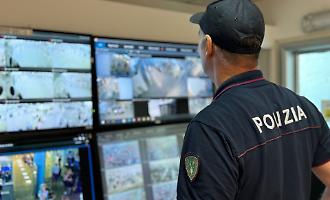 In aeroporto prende la borsetta di una dipendente ma viene bloccata prima di imbarcarsi a Roma