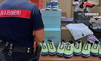 Ai domiciliari ma vendeva online abbigliamento contraffatto: scoperto durante un controllo di routine