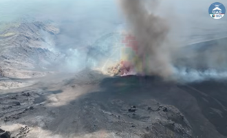 Bombe vulcaniche dal cratere Voragine e lava copiose dalle due nuove bocche eruttive: l'Etna non si ferma e d&agrave; ancora spettacolo (e disagi) VIDEO