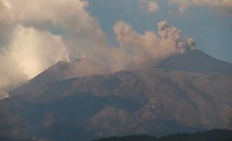 Lo "stop and go" dell'Etna che lascia un'isola con il fiato sospeso: lanciata una nuova allerta