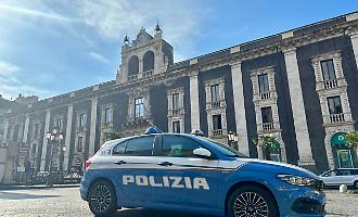 La lite con un connazionale e l'ira: dopo aver rotto una bottiglia di vetro brandiva i cocci tra i passanti