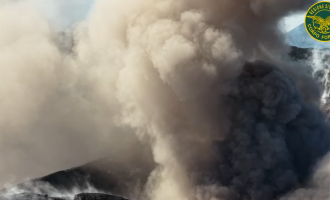 Etna, lo sbuffo di cenere del Cratere di Nord-Est