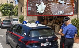 Spaccio tra le confezioni di caff&egrave;: titolare di Misterbianco arrestato con 60 dosi e quasi 9.000 euro nascosti