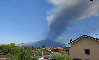 L'Etna ferma i voli a Catania: scatta il limite agli arrivi e si apre una nuova bocca in Valle del Bove