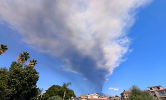 Etna: la cenere si ferma a Catania centro, aeroporto "graziato" ma domani cambia il vento