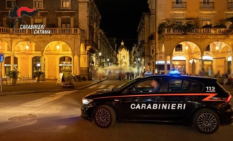 Spacca il vetro di una porta antincendio e ruba i soldi dal distributore automatico: denunciato 29enne