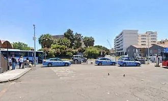 Folle fuga a tutta velocit&agrave; in centro a Catania: speronano la polizia con i figli neonati a bordo