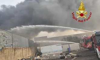 Fiamme in un'azienda di materiali in plastica nella Zona industriale: colonna di fumo visibile in citt&agrave;