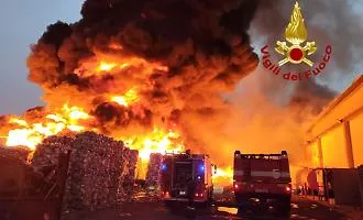 Impianto di rifiuti a fuoco: fiamme alte e fumo denso alla zona industriale di Catania 