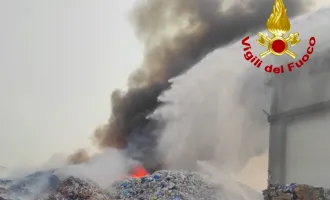 Spento l'incendio in un impianto per il trattamento di materiali plastici alla zona industriale, resta l'allarme salute