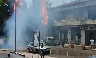 A fuoco la vegetazione in via Aurora a San Giovanni La Punta: sfiorate le case, domato dai Vigili del Fuoco