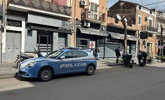 Lo sparo davanti alla barberia in pieno giorno: il ferito &egrave; il figlio di un sicario dei carateddi