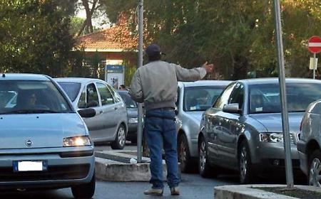 Catania, stretta sui parcheggiatori abusivi: 39 sanzioni, 18 allontanamenti e sequestri
