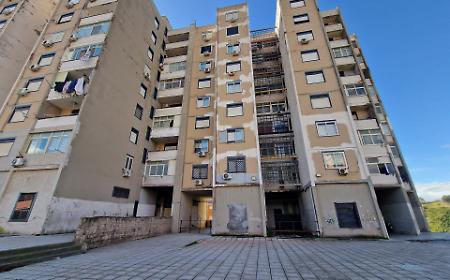 Trentatr&eacute; anni di allagamenti in casa. L'appello di una madre: &laquo;Mia figlia disabile non pu&ograve; vivere cos&igrave;&raquo;