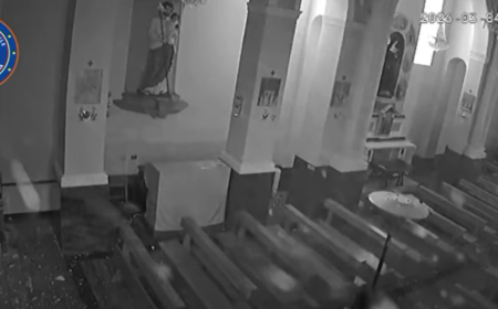 Il terremoto di Ragalna, il video della telecamera interna alla chiesa: un boato e il crollo di gessi e intonaci