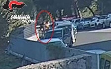 Telecamere incastrano un 19enne che aveva rubato un trolley da un'auto: denunciato