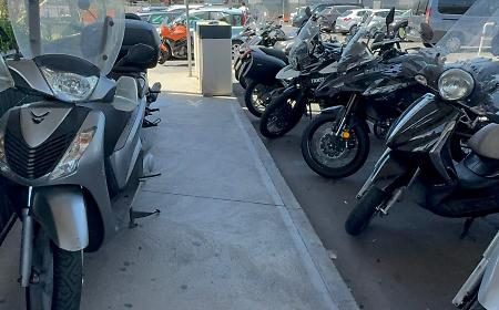 Aeroporto di Catania, la denuncia: &laquo;Motorini bloccano noi disabili&raquo;. Sac Service: &laquo;Ci dispiace, &egrave; una lotta contro gli incivili&raquo;
