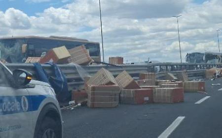 Lavatrici imballate "invadono" l'Asse dei Servizi: un tir perde il carico per strada