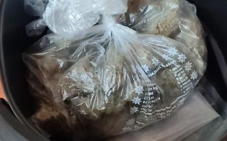 Marijuana nascosta nella friggitrice: arrestato un 31enne, aveva anche una pistola con silenziatore