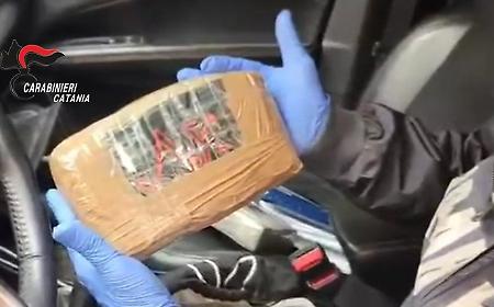Trasportava due panetti di cocaina brandizzata: arrestato un corriere della droga VIDEO
