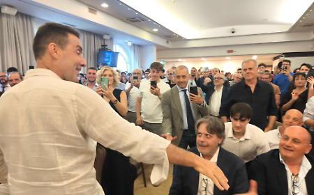 Giovanissimi e nostalgici, boom per Vannacci a Catania. Soffia sul fuoco dell'insicurezza e promette: &laquo;Alle Regionali ci saremo&raquo;