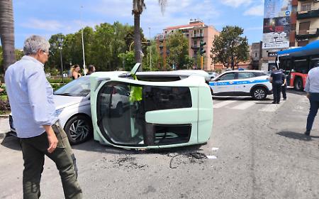 Incidente in viale Vincenzo Giuffrida, minicar si schianta su un'auto posteggiata