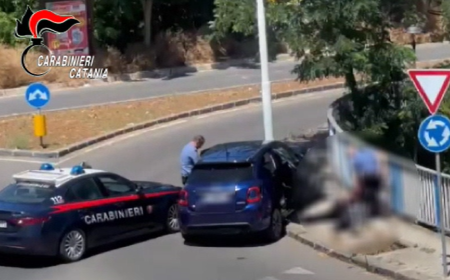 Assalto armato a un panificio: fuga tra le vie del centro e schianto contro un palo