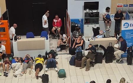 Passeggeri Ryanair dirottati a Trapani dormono in aeroporto: &laquo;Abbandonati dalla compagnia, tornare a Catania un incubo&raquo;